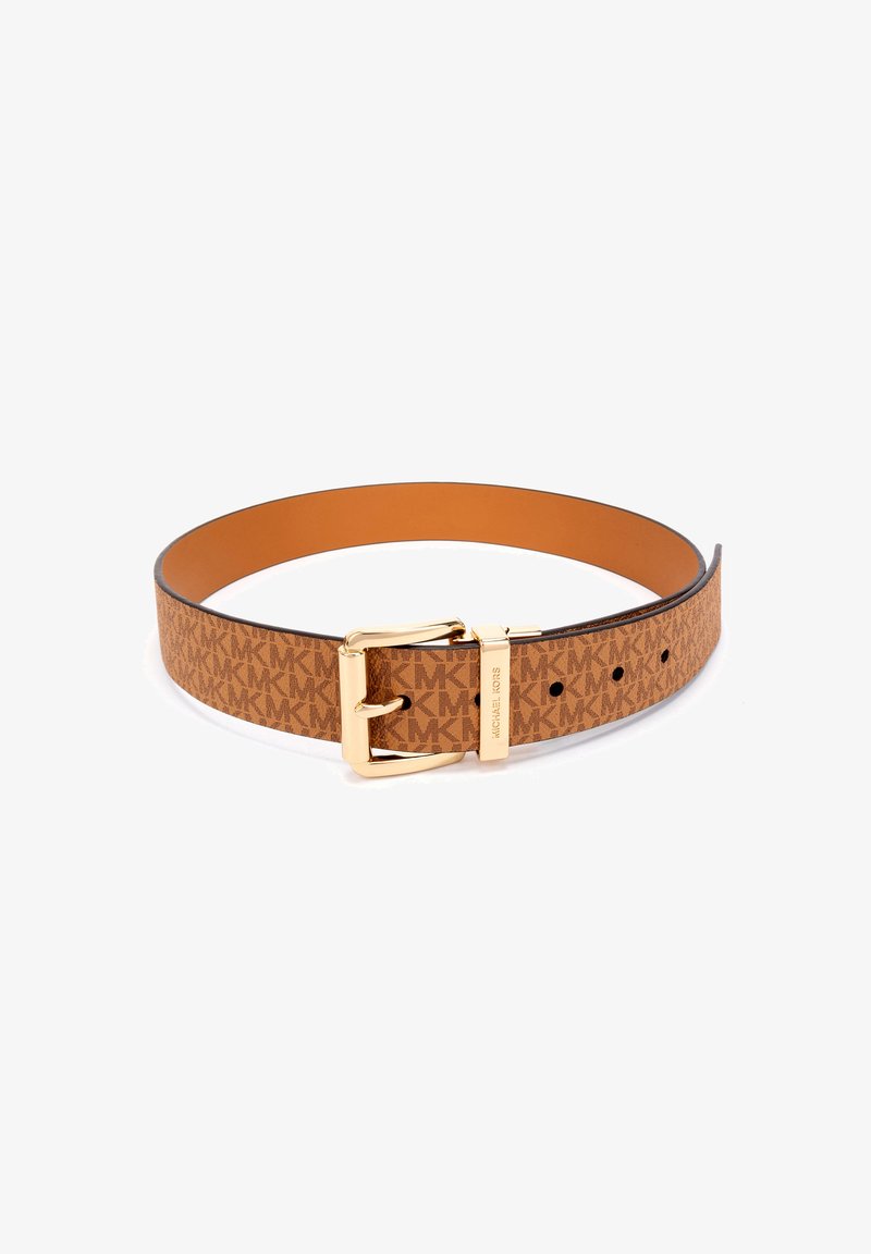 Brauner Leder-Gürtel mit einem sich wiederholenden "MK"-Logo-Muster, goldfarbener Metallschnalle und verstellbarer Länge mit mehreren Löchern.