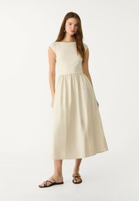 Stradivarius CONTRASTING MIDI  - Denné šaty - stone