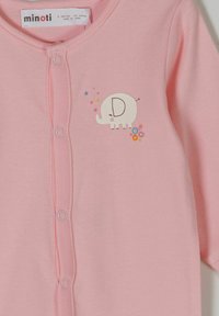 Monito de algodón rosa con botones a presión, que presenta un gráfico de un elefante blanco decorado con flores y la letra "D" en el pecho.