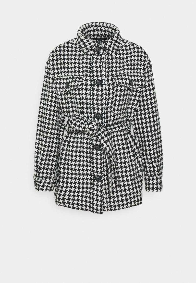 Giacca con motivo pied de poule bianco e nero, vita cinturata, due tasche frontali e chiusure con bottoni, con scollo a collo.