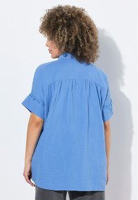 Ulla Popken FRINGED SEAM SHORT SLEEVE  - Blusa - pale blue