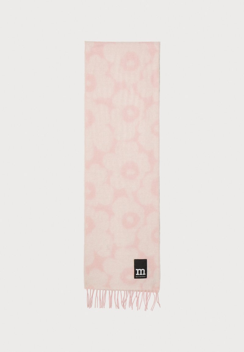 Lyserød tørklæde med blomstermønster, frynsede kanter, lavet af blødt materiale, med et sort mærke der har et hvidt "m" logo.