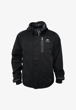 Zwarte winterjas met capuchon, voorzien van een borstzak met rits, Forsberg-logo met een ijsbeer en reflecterende stroken op de manchetten.