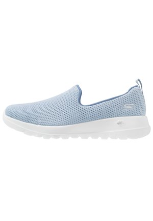 Zapatilla tipo slip-on azul claro con parte superior de malla transpirable, suela gruesa blanca y cinta para tirar en el talón.