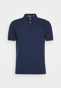 Mörkblå polo t-shirt i bomull, med en tvåknapps knäppning, korta ärmar och en grön broderad logotyp på bröstet.