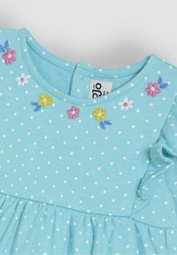 Modré šaty s puntíky, které mají na výstřihu vyšívané květiny v růžové, žluté a bílé barvě. Vyrobeno z měkké a elastické bavlněné tkaniny.