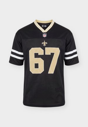 Μαύρη φανέλα New Orleans Saints NFL με χρυσό αριθμό 67, χρυσλό λογότυπο fleur-de-lis, λευκές ρίγες στα μανίκια και λαιμόκοψη σε σχήμα V.
