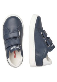 Sneaker di pelle blu navy con doppie fascette in Velcro, suole in gomma bianca, punta arrotondata e finitura testurizzata sui lati.