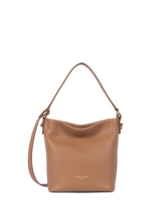 Sac à bandoulière en cuir marron avec bord supérieur incurvé, quincaillerie dorée et logo embossé "Lancaster Paris" au centre avant.
