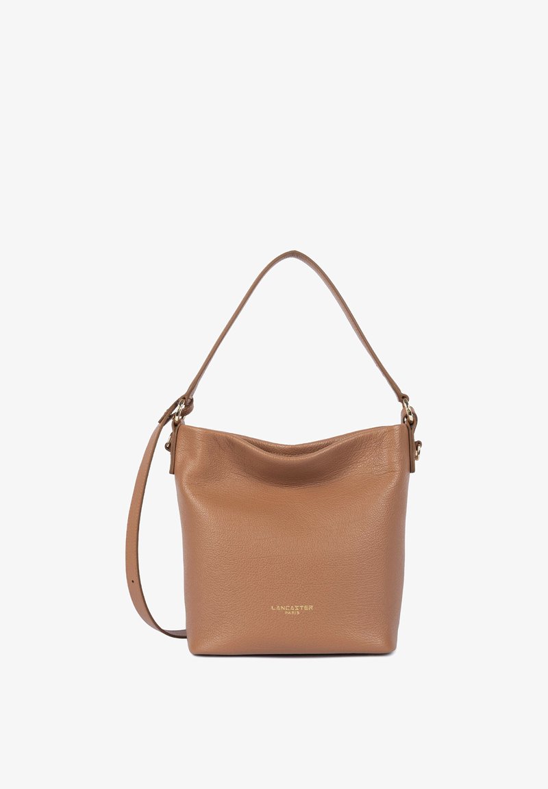 Sac à bandoulière en cuir marron avec bord supérieur incurvé, quincaillerie dorée et logo embossé "Lancaster Paris" au centre avant.