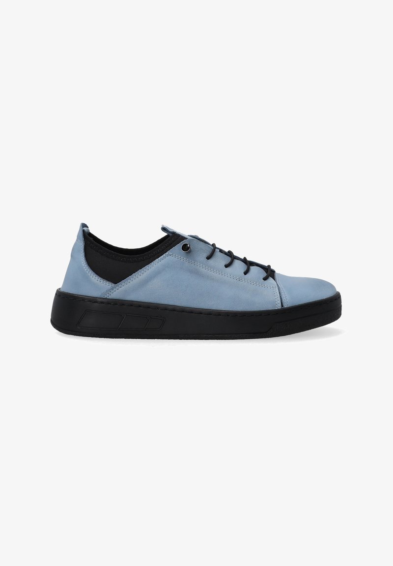 Helles blaufarbene Lederschuhe mit schwarzen Akzenten, einer abgerundeten Spitze und sechs Schnürsenkel-Ösen. Die Sohle ist schwarz und strukturiert, was für Halt sorgt.