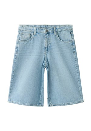 Lichtblauwe denim shorts tot op de knie met voorste knoop, rits, riemlussen en een ontwerp met vijf zakken, afgebeeld op een witte achtergrond.