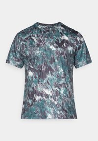 Camiseta de manga corta con cuello redondo, presenta un patrón de camuflaje abstracto en azul, negro y blanco, y el logo blanco de The North Face en el lado izquierdo del pecho.