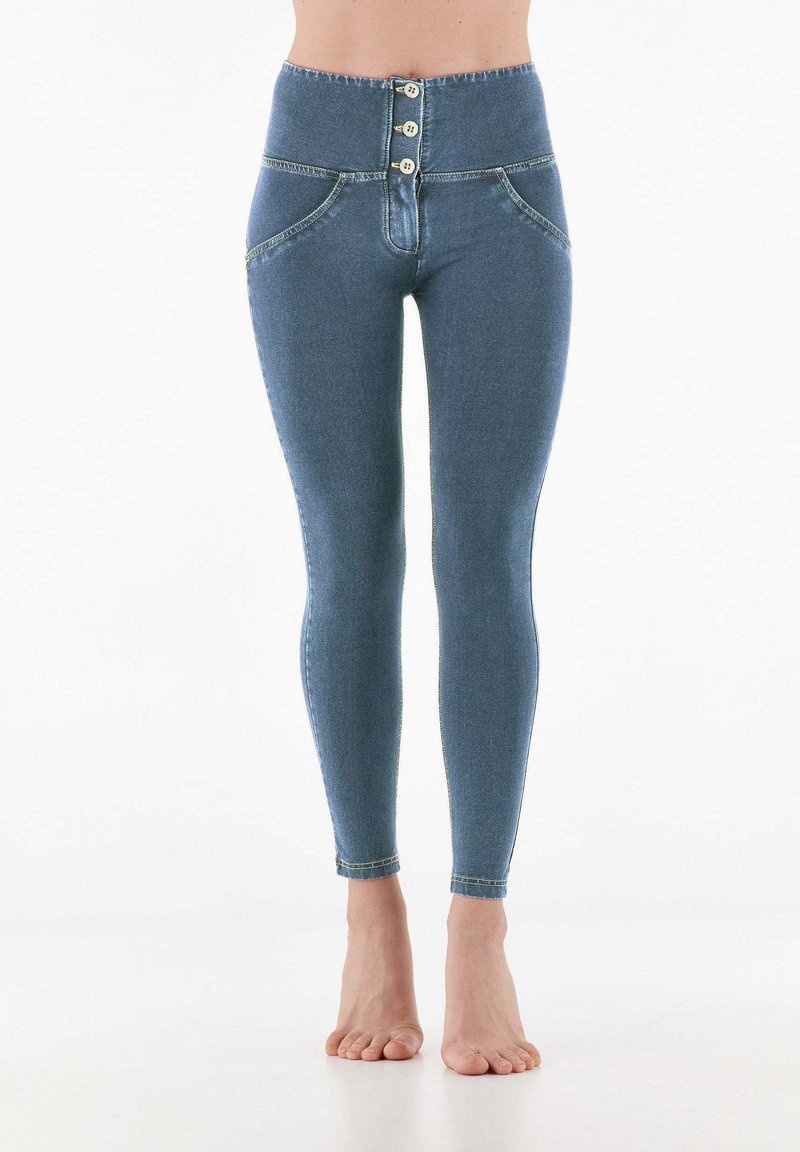 Leggings de mezclilla de cintura alta con cierre de tres botones, diseño de cinco bolsillos y un color azul medio deslavado. Textura suave, ajuste elástico.