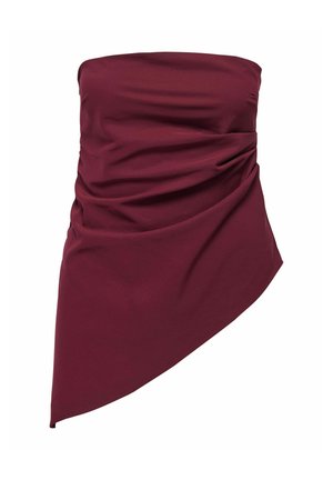 Burgunderfarbene, trägerlose Bluse mit gerafft geartetem Stoff und asymmetrischem Saum, die eine glatte Textur und Drapierungsdetails für zusätzlichen visuellen Reiz aufweist.