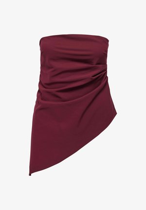 Burgundia rihma vaba top, millel on kokku kogutud kangas ja asümmeetriline äär, millel on sile tekstuur ja voolavad detailid visuaalse huvi lisamiseks.