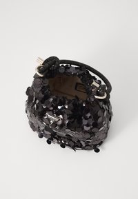 Borsa a tracolla nera in paillettes con forma arrotondata, manico a corda e minuteria argentata. Presenta una chiusura a coulisse ed è foderata in un tessuto leggero.