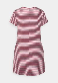 Vestido de manga curta às riscas vermelhas e brancas com decote redondo, bolsos laterais e um corte descontraído. O material parece ser macio e leve.