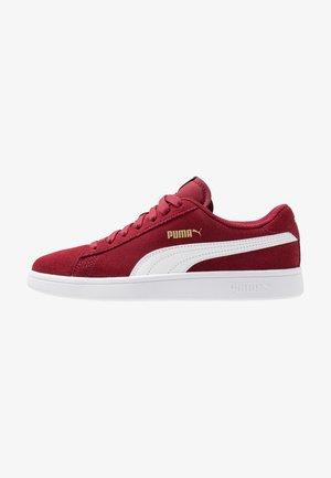 Matalamat punak suede Puma rendah dengan jalur putih, sol putih, dan logo Puma emas di samping.