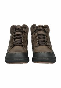 Zapatos altos de cuero marrón con suelas de goma negras, que cuentan con cordones marrones, un cuello acolchado y detalles cosidos en los laterales.