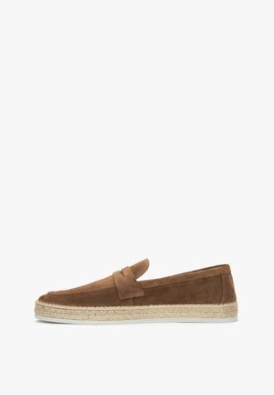 Bruine suède loafer met een gevlochten espadrillezool en een banddetail over de bovenkant, getoond in profiel tegen een witte achtergrond.