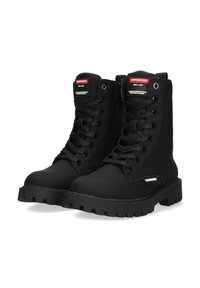 Botas negras de tobillo hechas de material sintético texturizado, con cordones en la parte delantera, cremallera lateral y suela de goma gruesa con patrón de relieve.