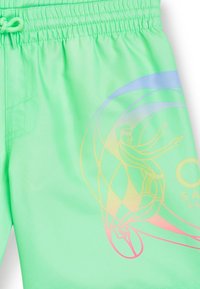 Světle zelené plavecké šortky s elastickým pasem a šňůrkou. Obsahují barevný grafický design postavy v pohybu.