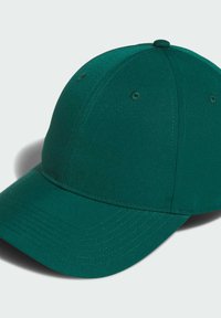 Zielona czapka z daszkiem z zakrzywionym rondem, wykonana z tkaniny, z detalami przeszyć oraz otworami wentylacyjnymi na górze.