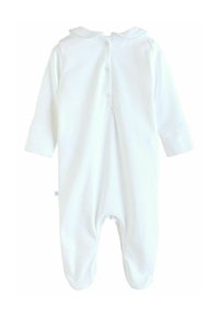 Weißes Babybody aus weichem Stoff, mit rundem Kragen und hellblauem Saum, langen Ärmeln und einem gepunkteten Muster. Knopfverschluss auf der Rückseite.