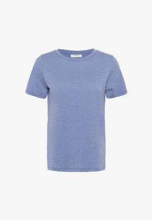 Egyszínű, világoskék, rövid ujjú, kerek nyakú póló, finom textúrával és egy kis fehér márkajelzéssel a nyakkivágás belsejében.