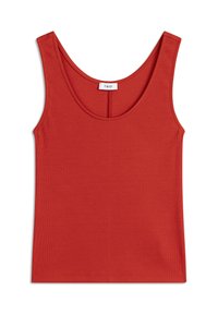 Czerwony, prążkowany top na ramiączkach z dekoltem w serek, o miękkiej fakturze i prostym dole. Na metce widnieje napis "TWIST" w pobliżu górnej części.