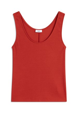 Rotes, geripptes Tanktop mit einem runden Ausschnitt, das eine weiche Textur und einen geraden Saum aufweist. Das Etikett trägt die Aufschrift "TWIST" nahe dem oberen Ende.