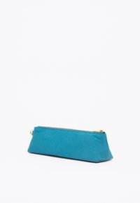 Estuche triangular azul hecho de un material suave, con un cierre dorado y una base plana para mayor estabilidad.