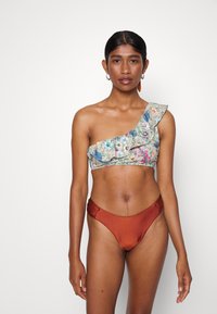 Top de biquíni floral com design de um ombro franzido em cores pastéis; parte de baixo de biquíni metálico bronze de cintura alta com lados franzidos.