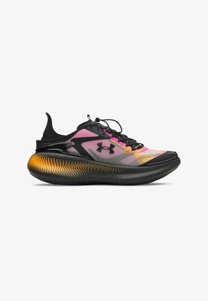 Scarpe da atletica nere e rosa con tomaia in rete, lacci neri e suola gradiente arancione a contrasto con una texture puntinata e motivi.