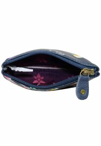Ritsportemonnee in donkerblauw met bloemmotief, met een gestructureerde buitenkant en paarse binnenkant. Voorzien van een messing rits en een drukknoopsluiting.
