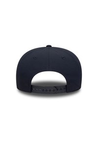 Granatowa czapka baseballowa z zakrzywionym daszkiem, regulowanym zapięciem na zatrzask oraz widocznymi detalami przeszycia. Wykonana z trwałego materiału, bez wzorów.