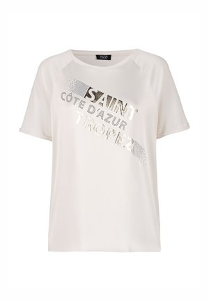 Witte T-shirt met korte mouwen en ronde hals, diagonaal bedrukt met metallic tekst "Saint Côte d'Azur Tropez" aan de voorkant.