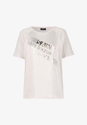 Witte T-shirt met korte mouwen en ronde hals, diagonaal bedrukt met metallic tekst "Saint Côte d'Azur Tropez" aan de voorkant.