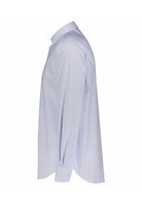 Camisa de manga larga color azul claro hecha de tela tejida. Presenta un cuello puntiagudo, puños con botones, un ajuste entallado y una textura sutil.