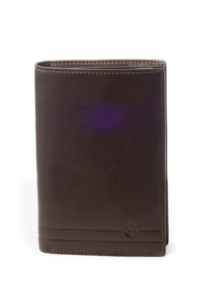 Portefeuille en cuir brun avec une surface texturée, présentant des accents cousus et un design simple. Coins supérieurs arrondis, forme rectangulaire compacte.