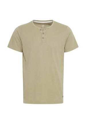 Khakifarbenes T-Shirt mit kurzen Ärmeln aus weichem Stoff, Rundhalsausschnitt und einer Knopfleiste mit drei Knöpfen. Minimalistisches Design ohne Muster.