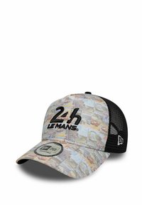 Casquette de baseball ajustable avec un front en tissu imprimé multicolore présentant des images de course, des côtés en maille noire et un logo brodé "24h Le Mans".