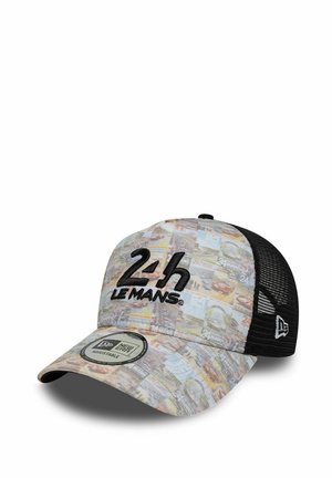 Verstellbare Baseballmütze mit einer multicolorbedruckten Stofffront, die Rennbilder zeigt, schwarzen Netzseiten und einem bestickten "24h Le Mans"-Logo.