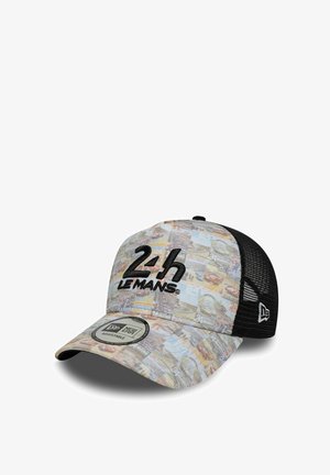 Verstellbare Baseballmütze mit einer multicolorbedruckten Stofffront, die Rennbilder zeigt, schwarzen Netzseiten und einem bestickten "24h Le Mans"-Logo.