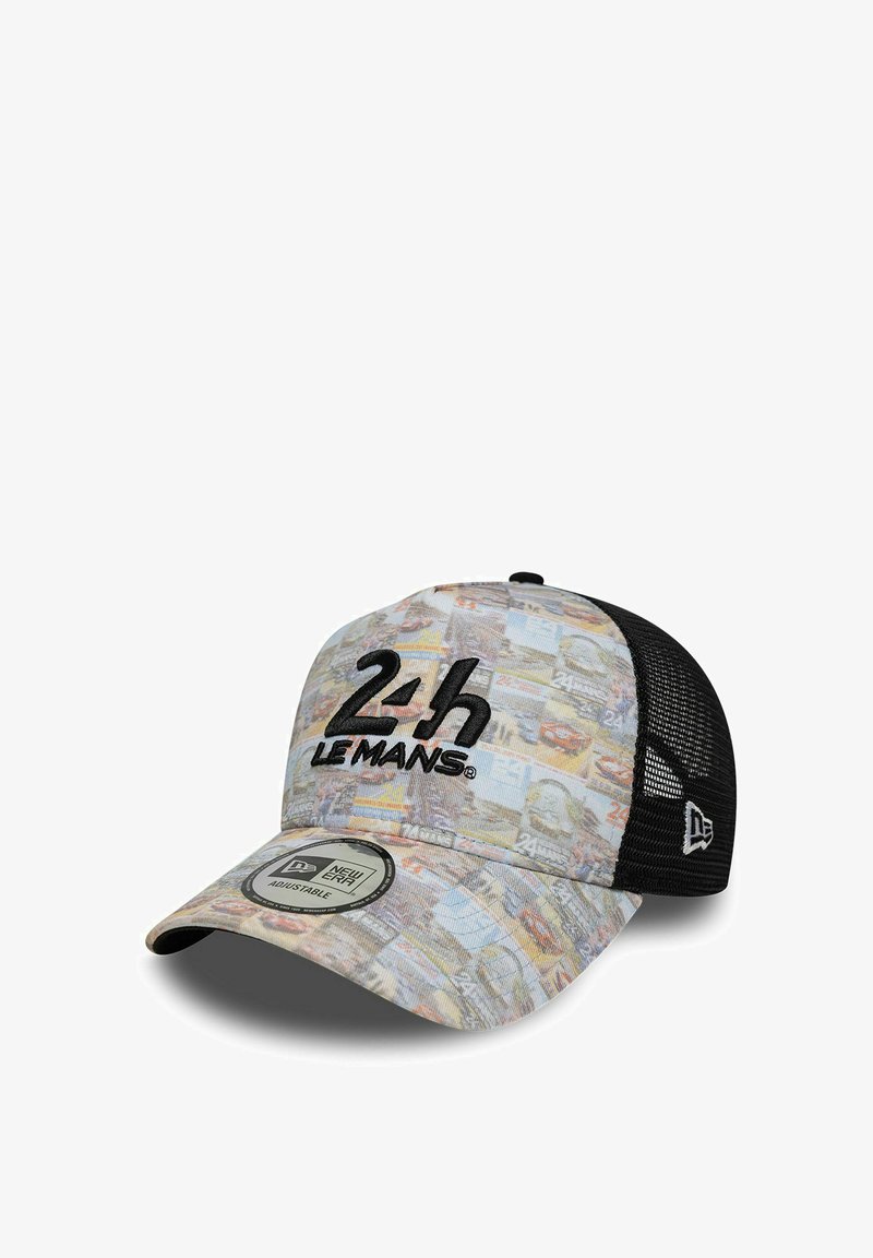Casquette de baseball ajustable avec un front en tissu imprimé multicolore présentant des images de course, des côtés en maille noire et un logo brodé "24h Le Mans".