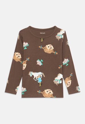 Chemise marron à manches longues avec des dessins animés d'une fille aux couettes, une fille soulevant un cheval et des gâteaux sur des supports verts.