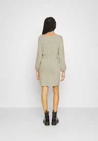 NA-KD PAMELA REIF x NA-KD - DROPPED SHOULDER MINI DRESS - Vestido de malha - dark olive