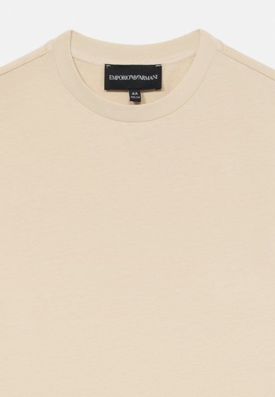 Beige kerek nyakú póló fekete Emporio Armani nyakfelirattal és 4A méretcímkével, amely 106 cm-t mutat.
