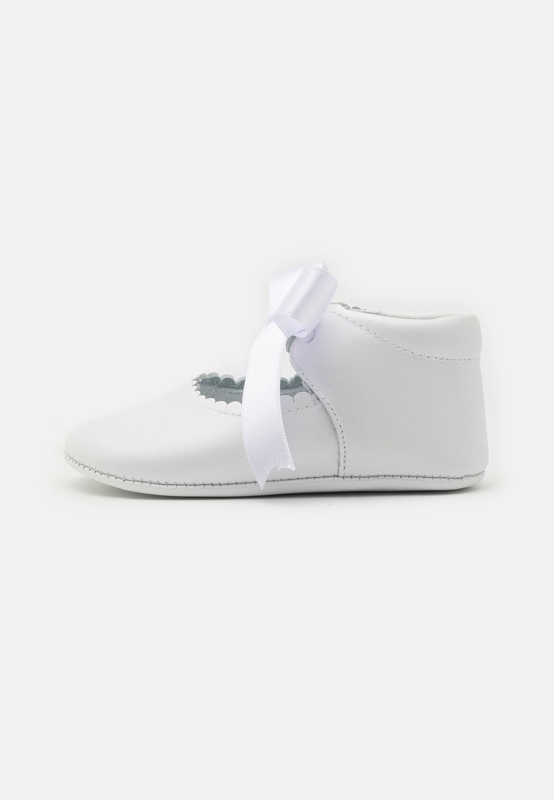Weißes Lederbabyschuh mit gewelltem Design, grauem Innenfutter und einem Satinband, das an der Seite gebunden ist. Weiche Sohle mit sichtbaren Nähten.